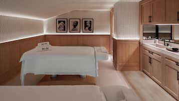 Un dormitorio moderno con cama, mesitas de noche y armario empotrado.