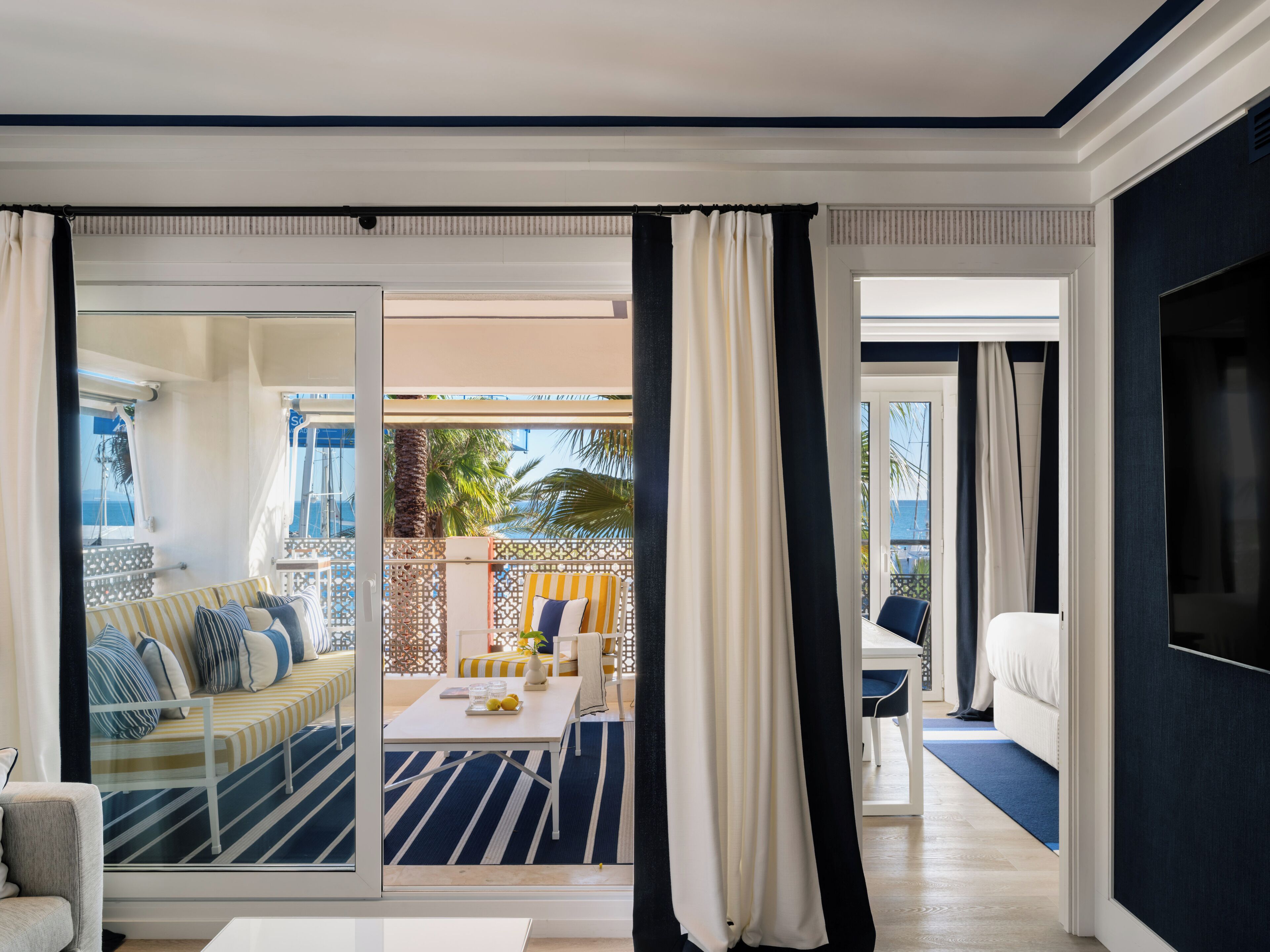 Juniorsvit - terrass | Minibar, värdeförvaringsskåp på rummet och mörkläggningsgardiner