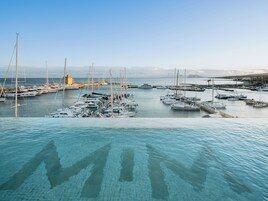 Una piscina al aire libre, sombrillas