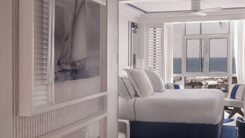 Deluxe kamer, uitzicht op zee | Luxe beddengoed, een minibar, een kluis op de kamer, gratis wifi