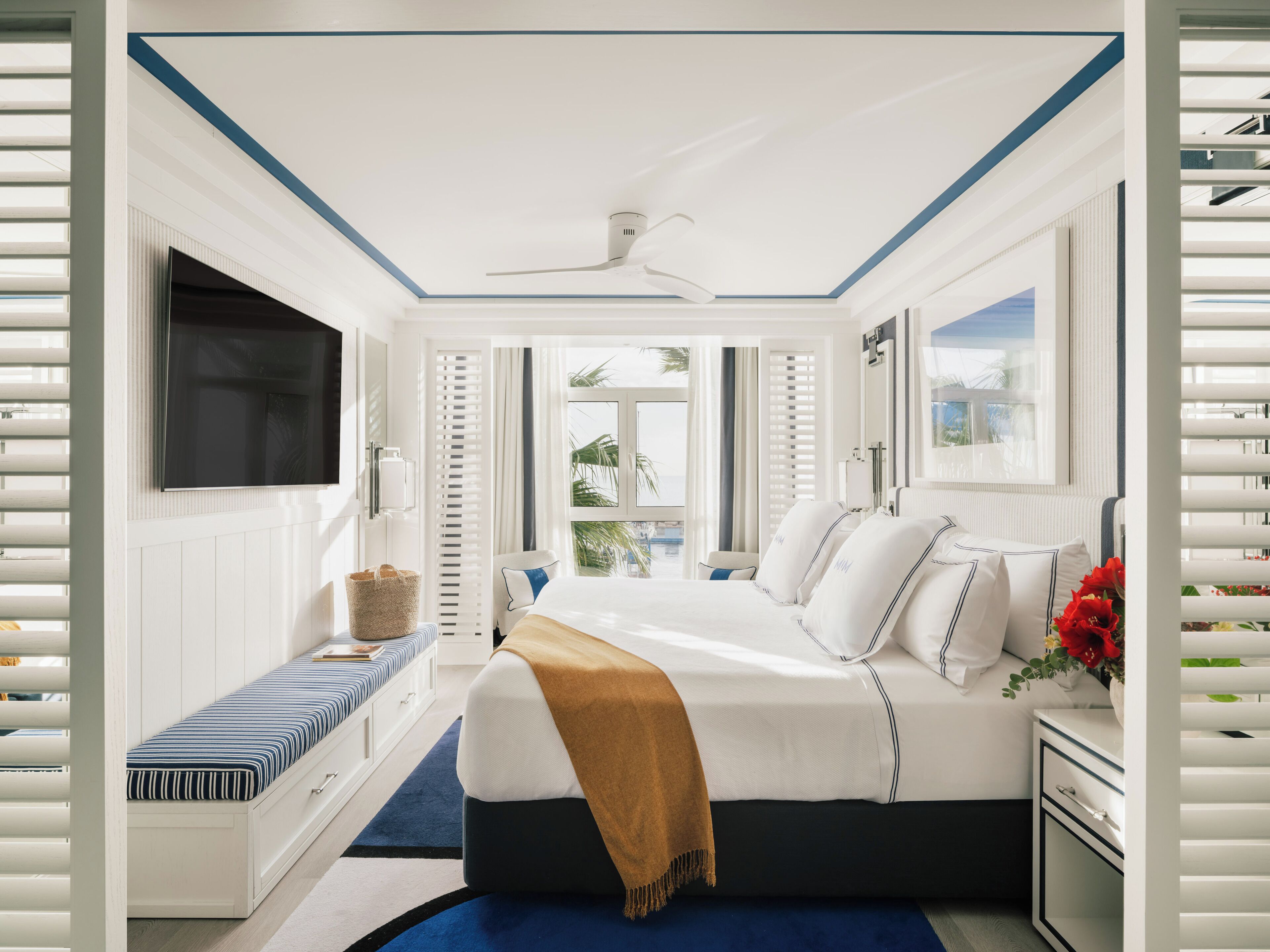 Minibar, värdeförvaringsskåp på rummet och mörkläggningsgardiner