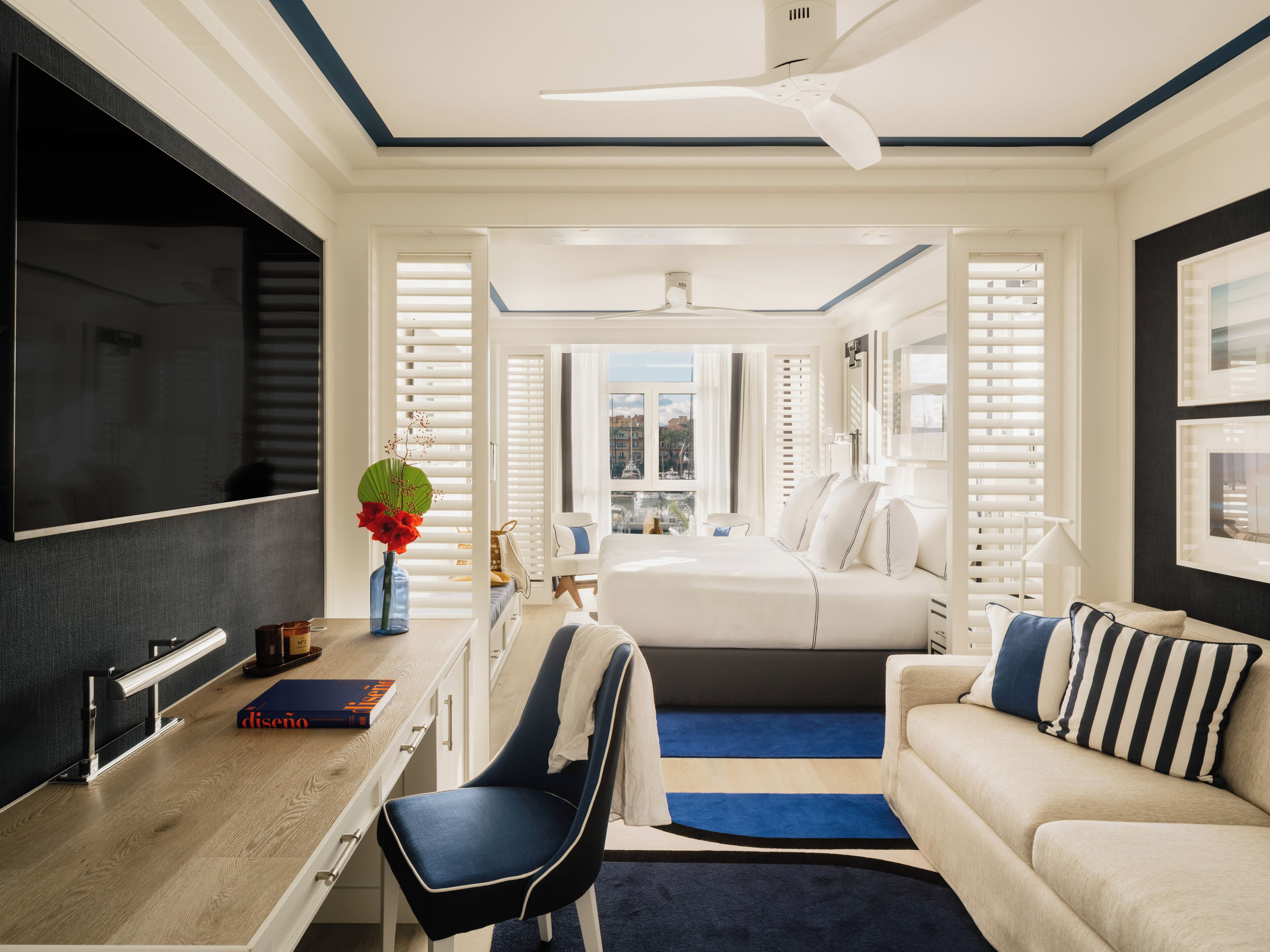 Juniorsvit - havsutsikt | Minibar, värdeförvaringsskåp på rummet och mörkläggningsgardiner