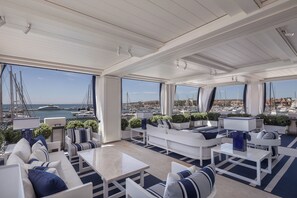 Suite Grand, terraza | Minibar, caja fuerte, cortinas opacas y tabla de planchar con plancha