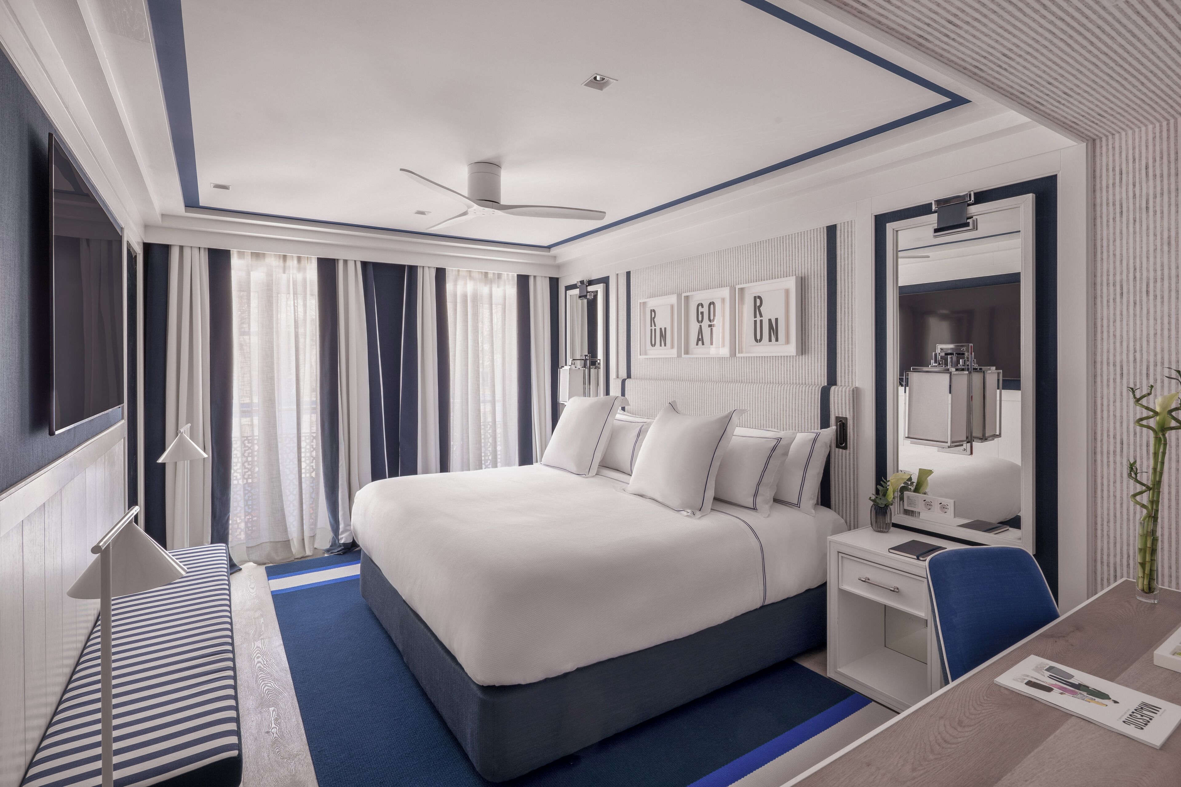 Deluxe-Zimmer | Minibar, Zimmersafe, Verdunkelungsvorhänge, Bügeleisen/Bügelbrett