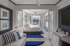 Minibaari, tallelokero huoneessa, pimennysverhot, silitysrauta/-lauta