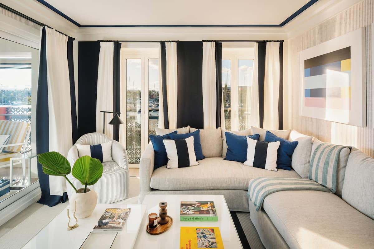 Minibar, värdeförvaringsskåp på rummet och mörkläggningsgardiner