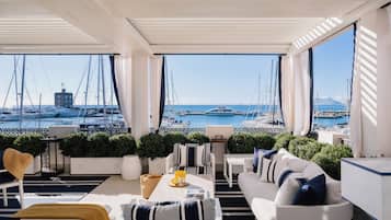 Frigobar, cofres nos quartos, cortinas blackout