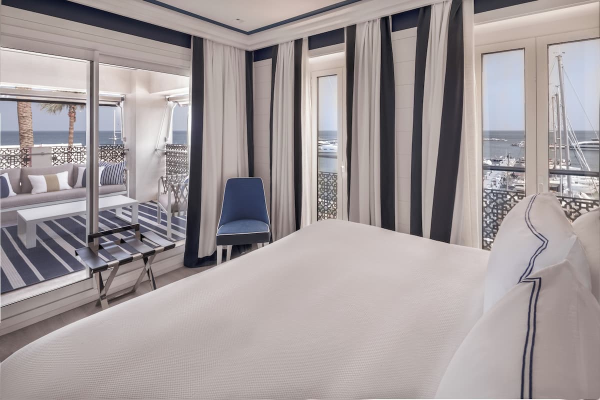 Premium bedding, minibar, in-room safe, iron/ironing board