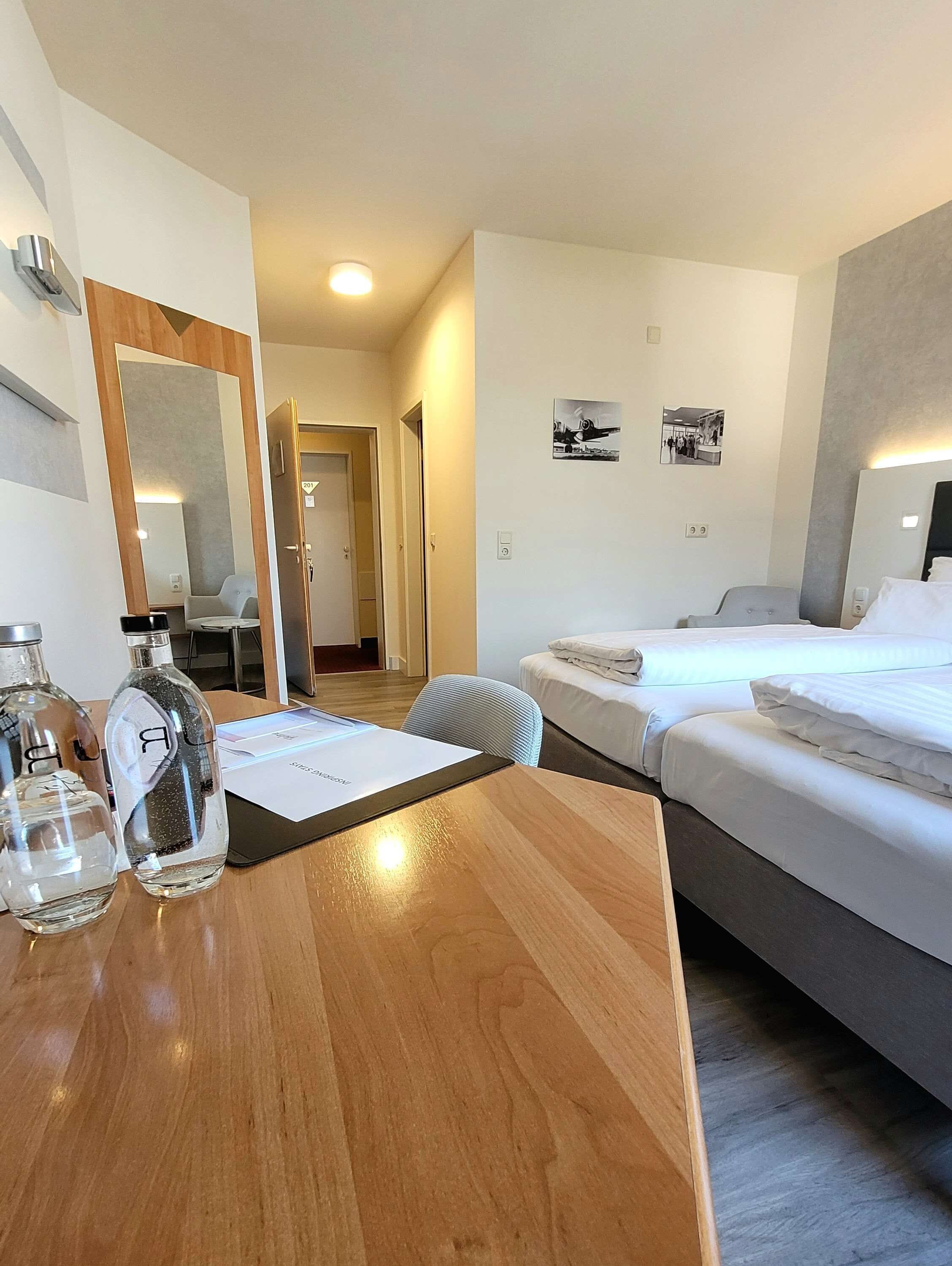 Minibar, bureau, espace de travail pour ordinateur portable