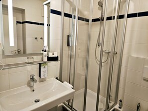 Ducha, artículos de higiene personal ecológicos y secador de pelo