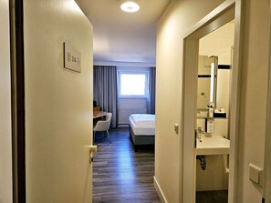 Minibar, escritorio, espacio para trabajar con un portátil