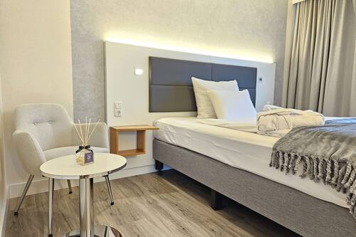 Chambre Deluxe, plusieurs lits | Minibar, bureau, espace de travail pour ordinateur portable