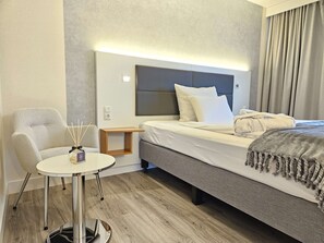 Deluxe Room, 1 King Bed | Minibar, desk, laptop workspace, blackout curtains - Tulip Inn Frankfurt Airport (Neu-Isenburg)