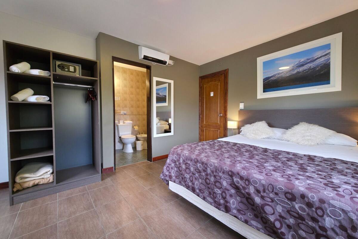 Minibar, coffres-forts dans les chambres, bureau