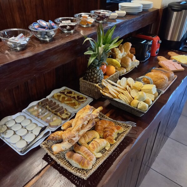 Free daily continental breakfast  - Hosteria Puerto San Julian (El Calafate)