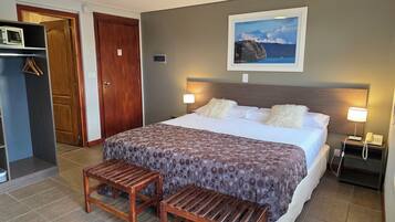 Minibar, caja de seguridad en la habitación y escritorio