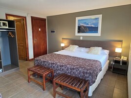 Quarto casal standard | Frigobar, cofres nos quartos, escrivaninha