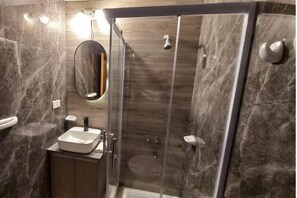 Quarto casal standard | Banheiro | Secador de cabelo, bidê, toalhas de banho