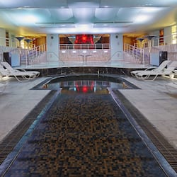 Couples treatment room(s), sauna, hot tub, steam room
