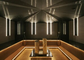 Couples treatment room(s), sauna, hot tub, steam room