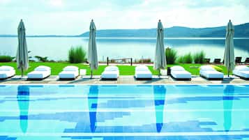 Utendørsbasseng, bassengparasoller og solsenger