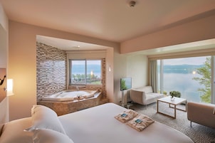 Suite, 1 habitación, en esquina | Caja fuerte, escritorio, cortinas opacas y sistema de insonorización