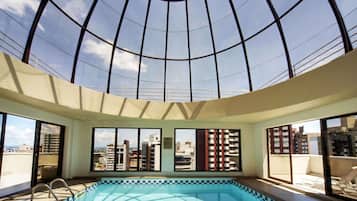 Piscina coperta, lettini