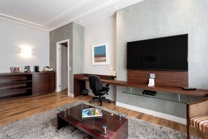 Royal Suite | Hypo-allergenic bedding, minibar, in-room safe, desk - Radisson Hotel Curitiba (Curitiba)