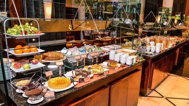 Un bufé con diversas opciones de comida y bebidas.