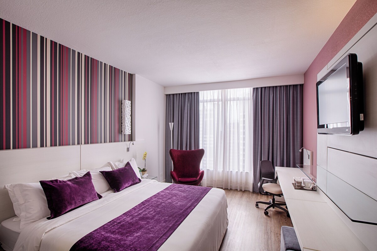 Luxo Queen Não Fumante | Peralatan tempat tidur hipoalergenik, bar mini, peti besi dalam bilik 