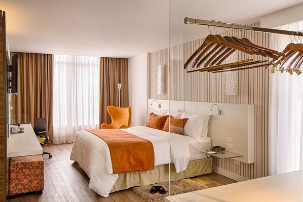 Hypo-allergenic bedding, minibar, in-room safe, desk - Radisson Hotel Curitiba (Curitiba)