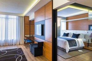 Royal suite | Hypoallergeen beddengoed, een minibar, een kluis op de kamer, een bureau