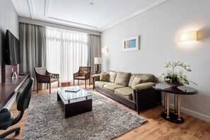 Royal Suite | Hypo-allergenic bedding, minibar, in-room safe, desk - Radisson Hotel Curitiba (Curitiba)