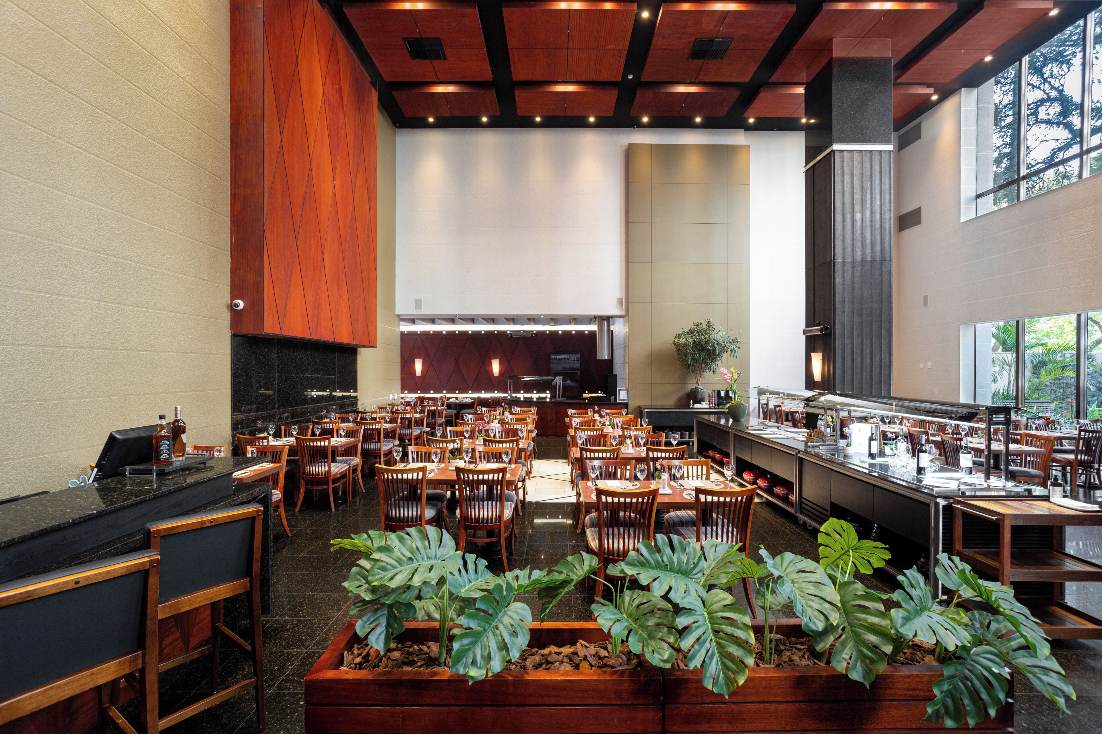 供应早餐、午餐和晚餐