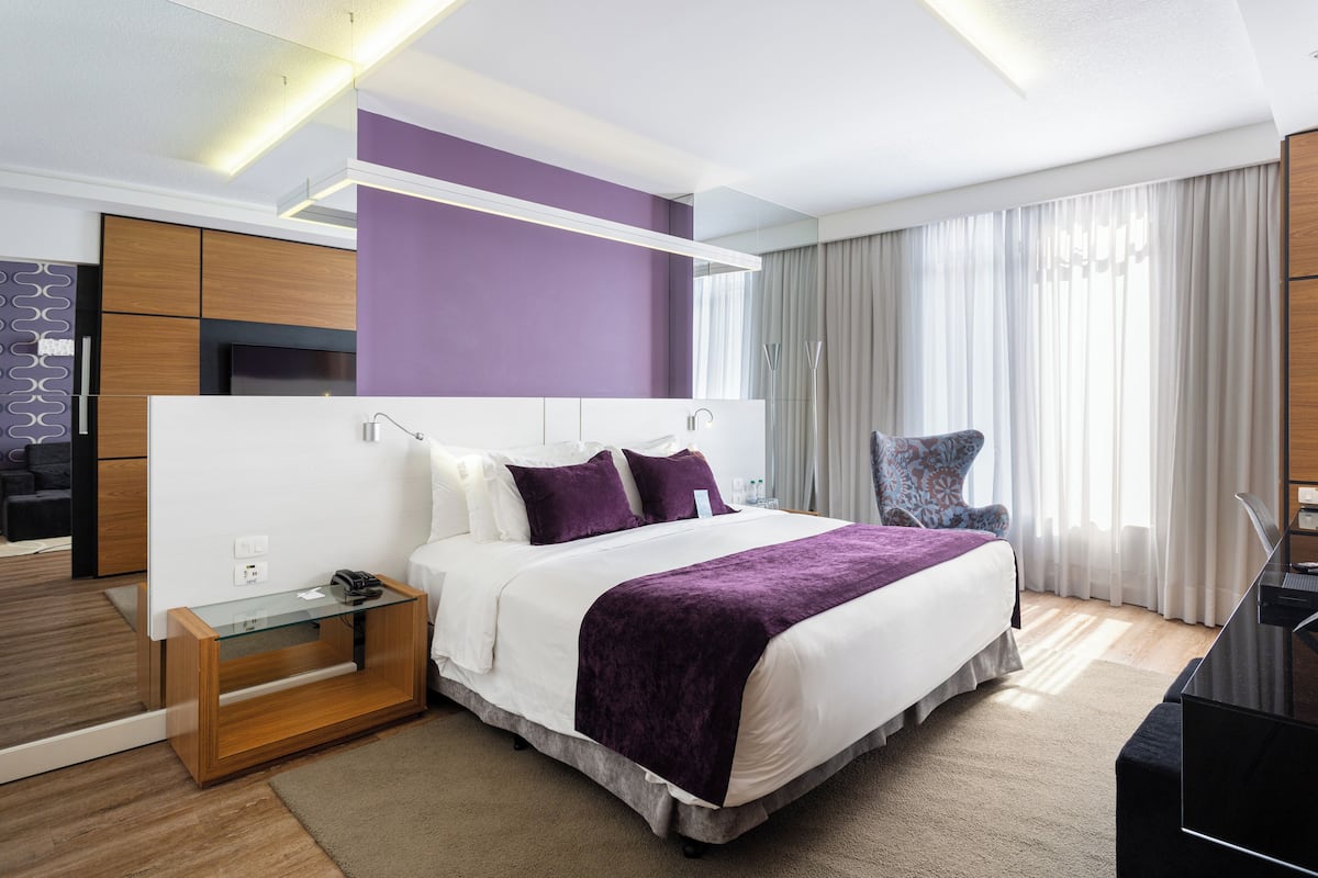 Suite Luxo | Hypo-allergenic bedding, minibar, in-room safe, desk