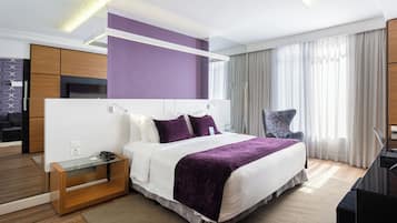 Suite Luxo | Hypo-allergenic bedding, minibar, in-room safe, desk