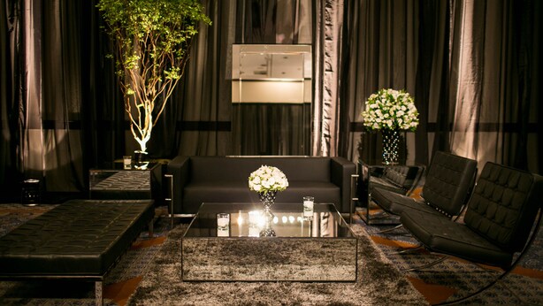 A modern living room with a sofa, two armchairs, a coffee table, and a large potted plant. - Radisson Hotel Curitiba (Curitiba)