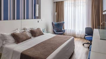 Luxo Queen Não Fumante | Roupas de cama antialérgicas, frigobar, cofres nos quartos, escrivaninha