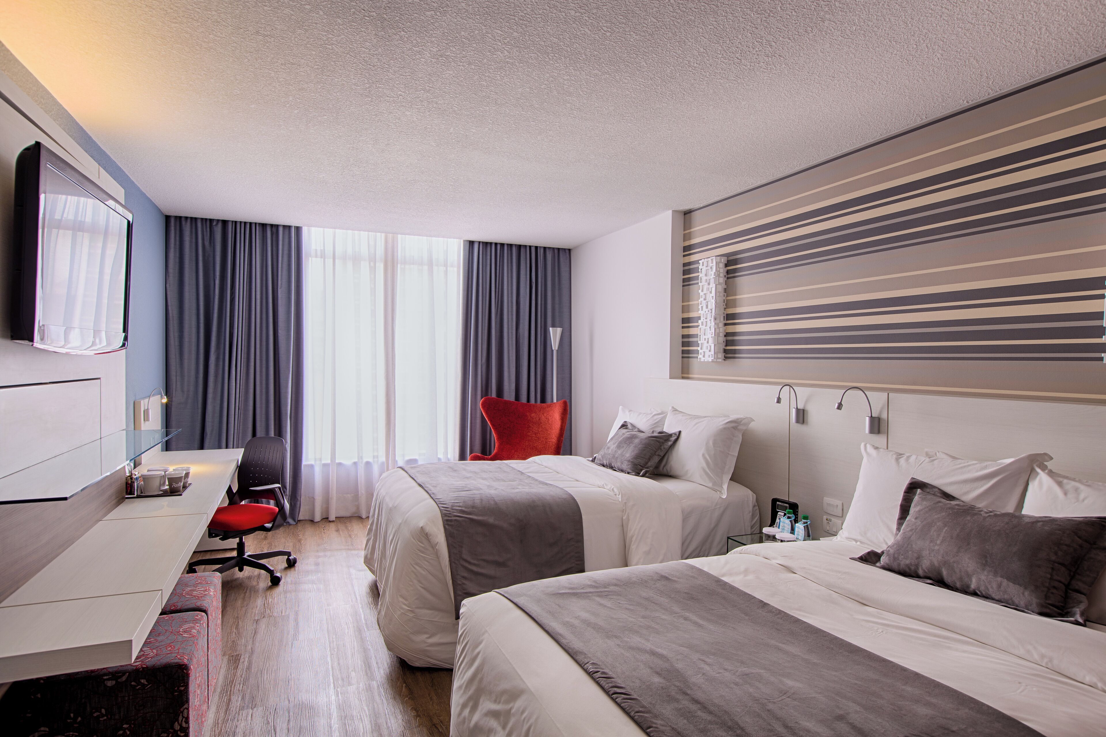 Allergikerbettwaren, Minibar, Zimmersafe, Schreibtisch