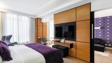 Suite Luxo | Hypo-allergenic bedding, minibar, in-room safe, desk