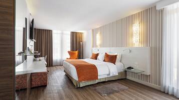 Business Class Queen Não Fumante | Allergitestet sengetøy, minibar, safe på rommet og skrivebord