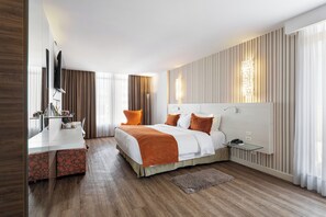 Business Class Queen Não Fumante | Hypo-allergenic bedding, minibar, in-room safe, desk - Radisson Hotel Curitiba (Curitiba)