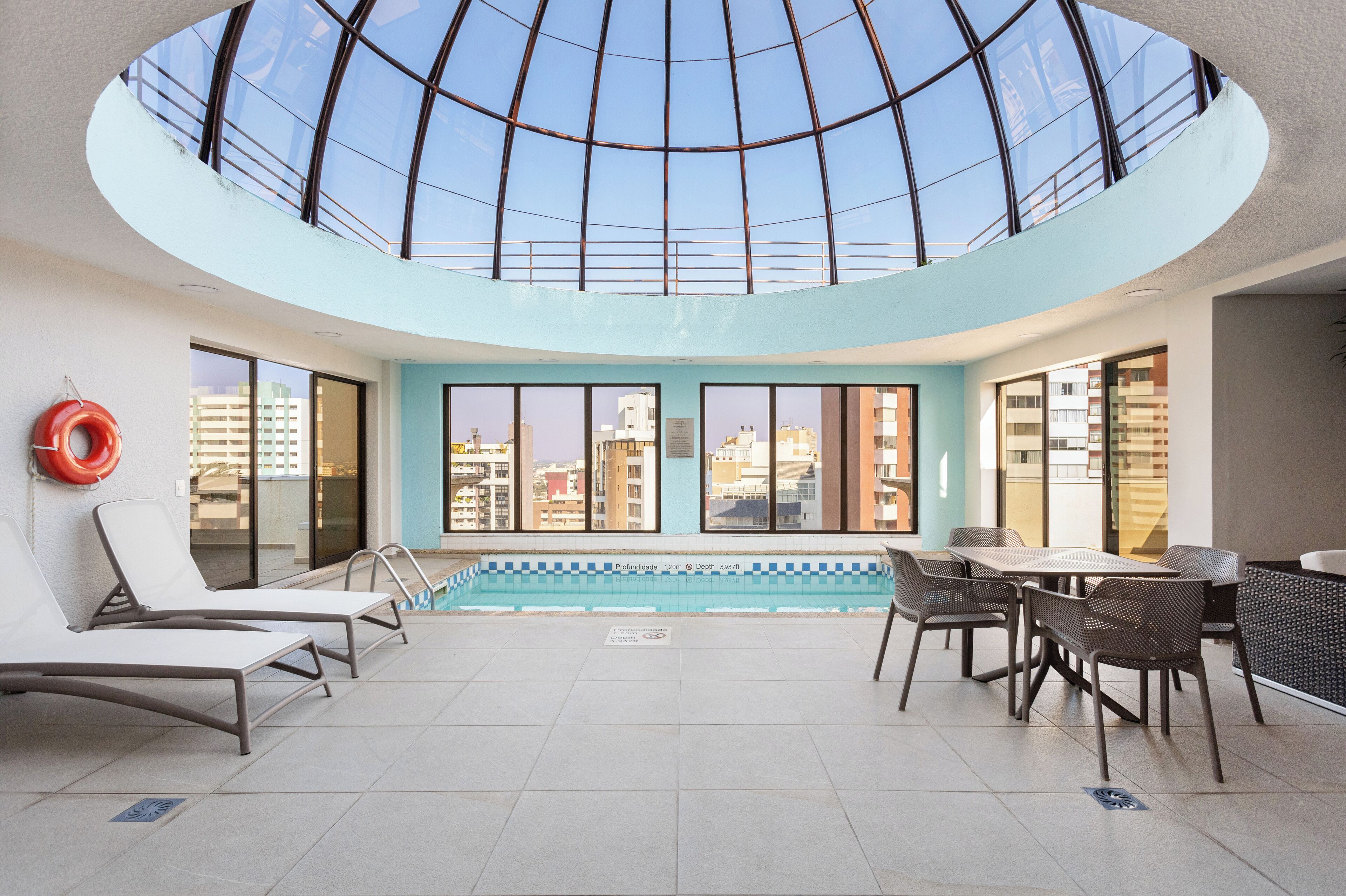 Piscina interna, espreguiçadeiras