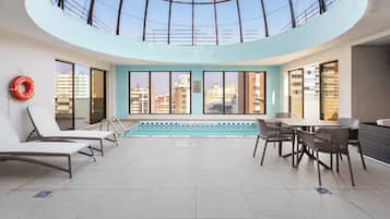 Piscina interna, espreguiçadeiras