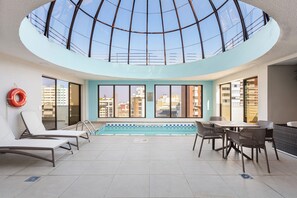 Indoor pool, sun loungers - Radisson Hotel Curitiba (Curitiba)