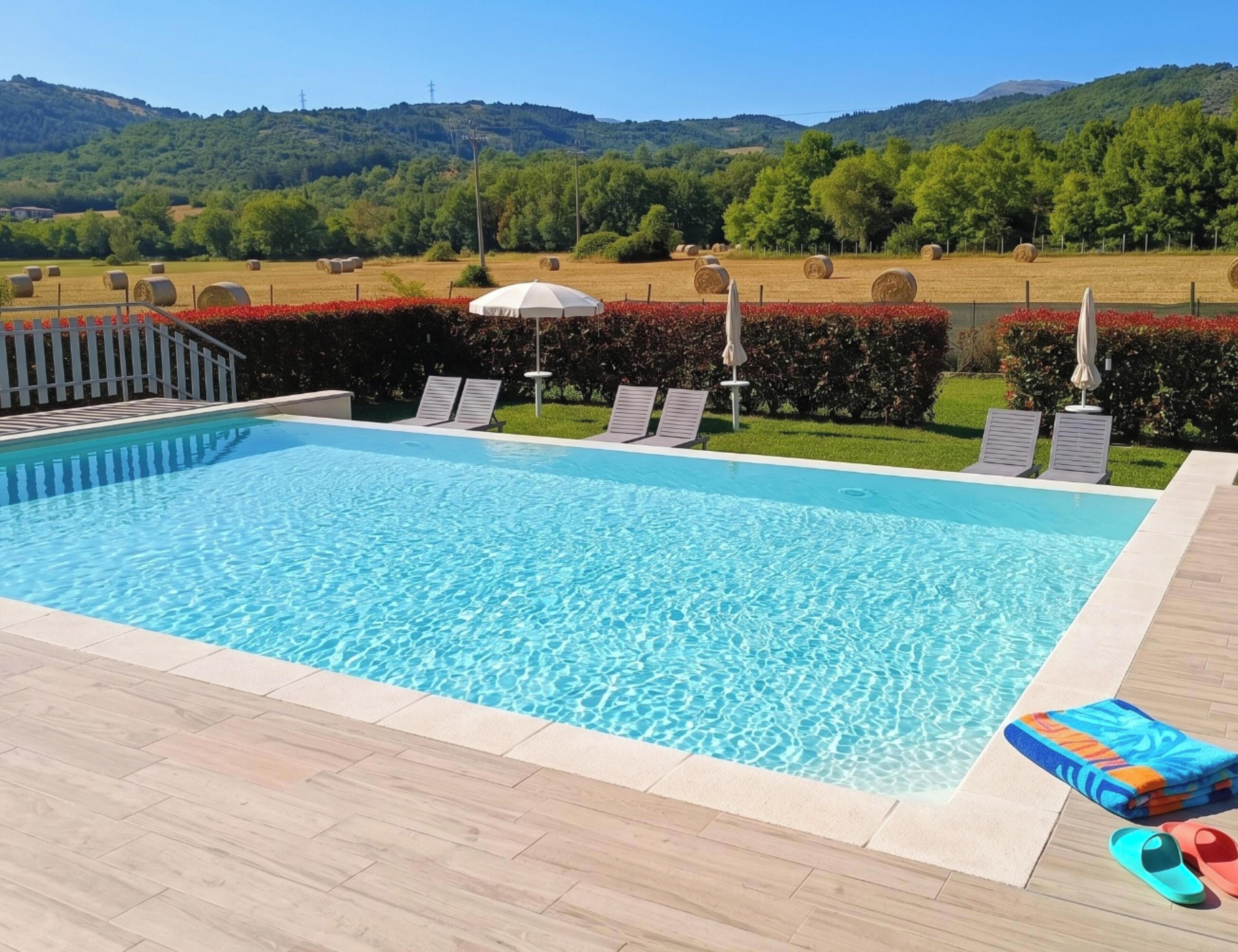 Piscina all'aperto, ombrelloni da piscina, lettini