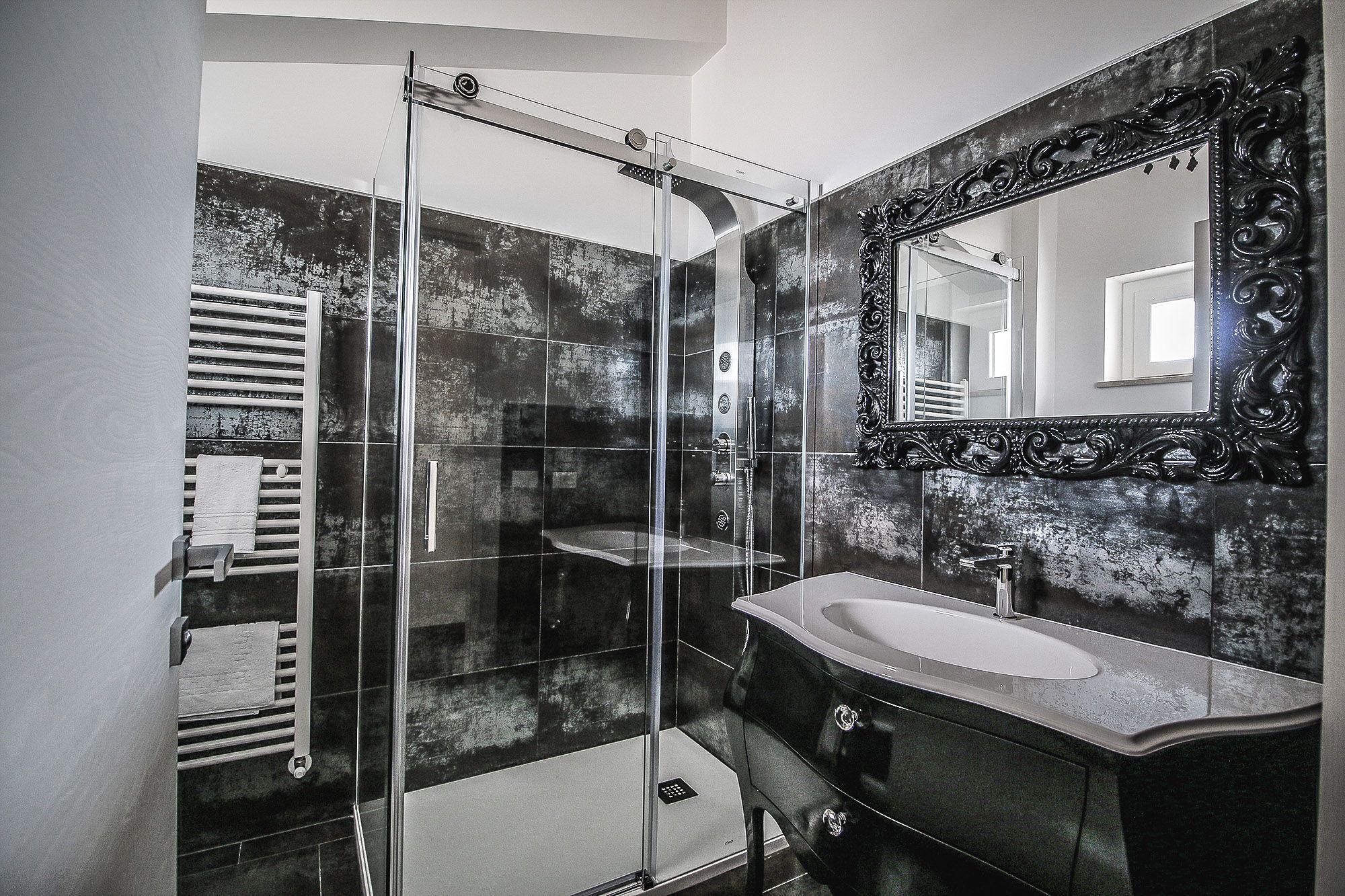 deluxe room, pool view | bathroom | free toiletries, hair dryer, bidet, towels