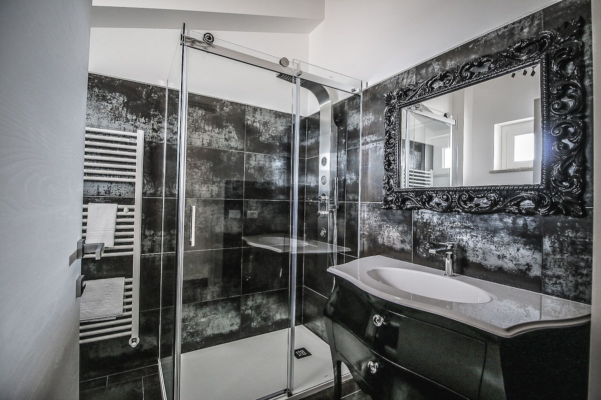 deluxe room, pool view | bathroom | free toiletries, hair dryer, bidet, towels