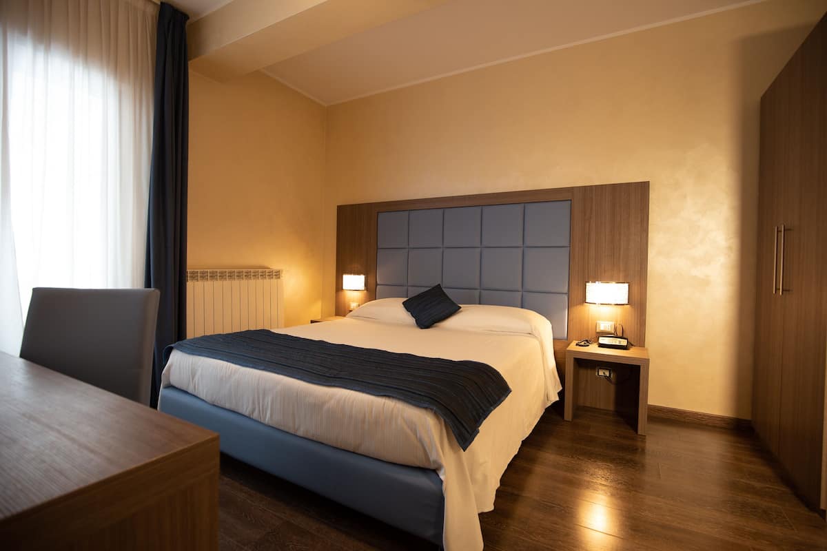 romantic suite, hot tub (with sauna) | 1 bedroom, in-room safe, desk, soundproofing