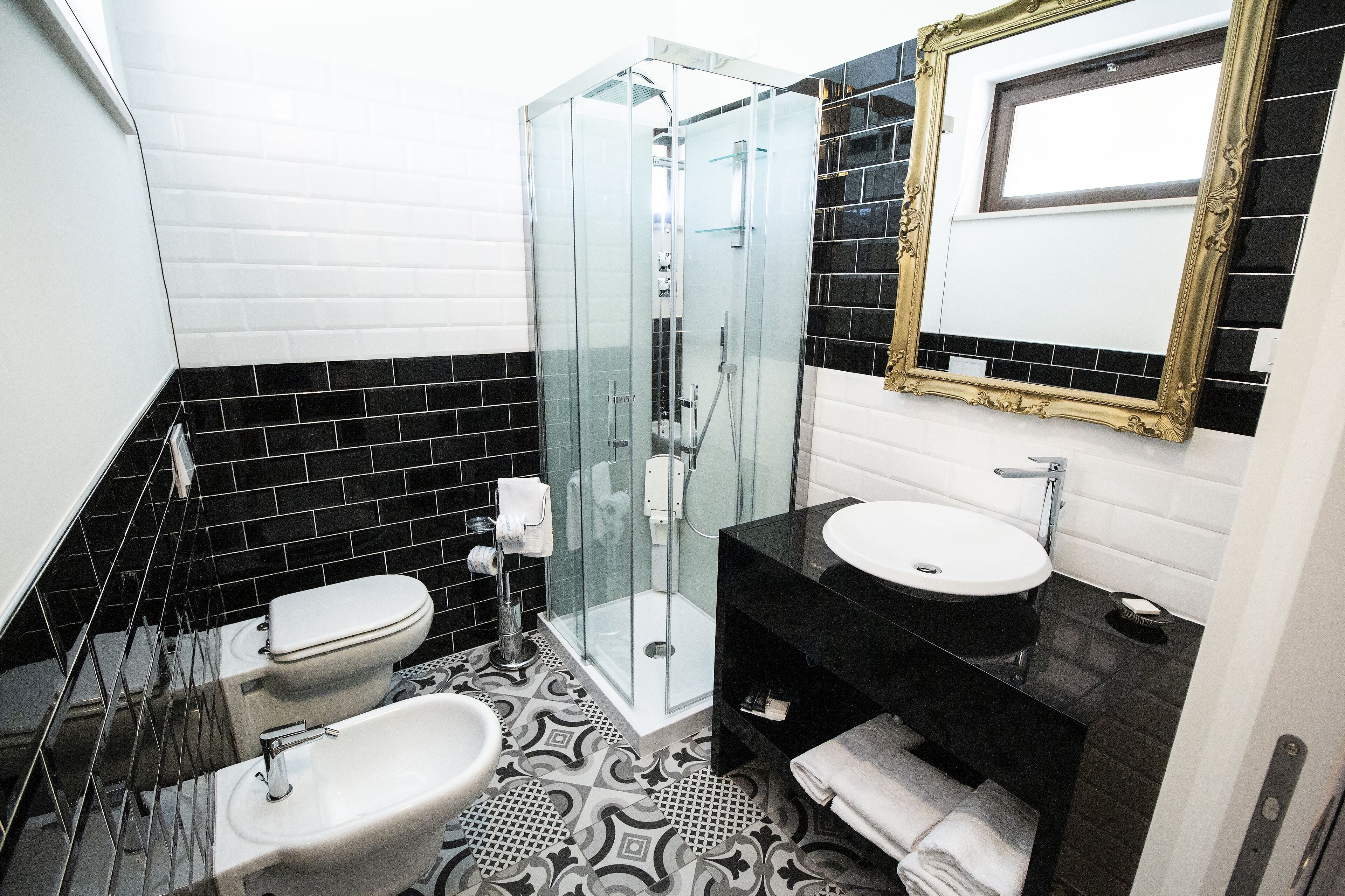 superior room | bathroom | free toiletries, hair dryer, bidet, towels